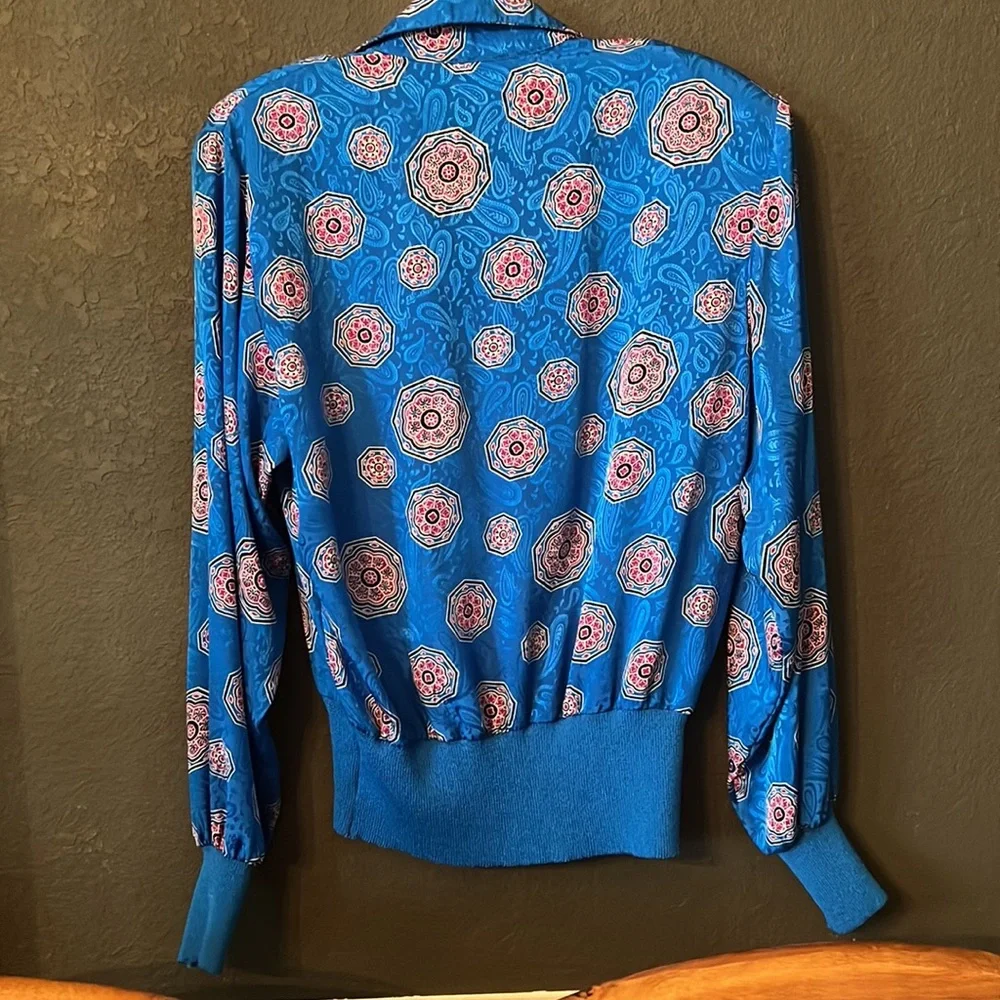 1980’s blouse multi colored shoulder pads. Blousey. Sleeves and waist stretch - Picture 3 of 9